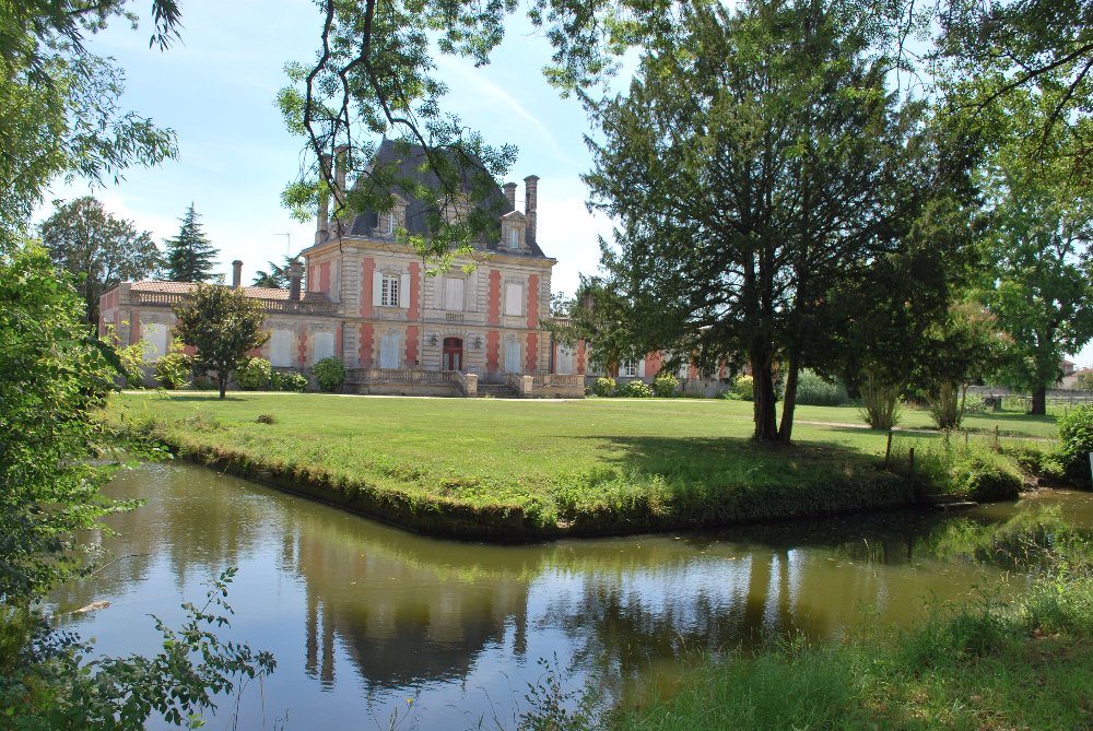33290  BLANQUEFORT  Château près de Bordeaux (Gironde)  CampingCar